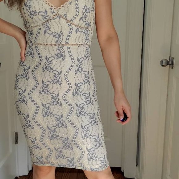 NWT Cream Lace Dress with Lavander Floral details - Picture 6 of 10